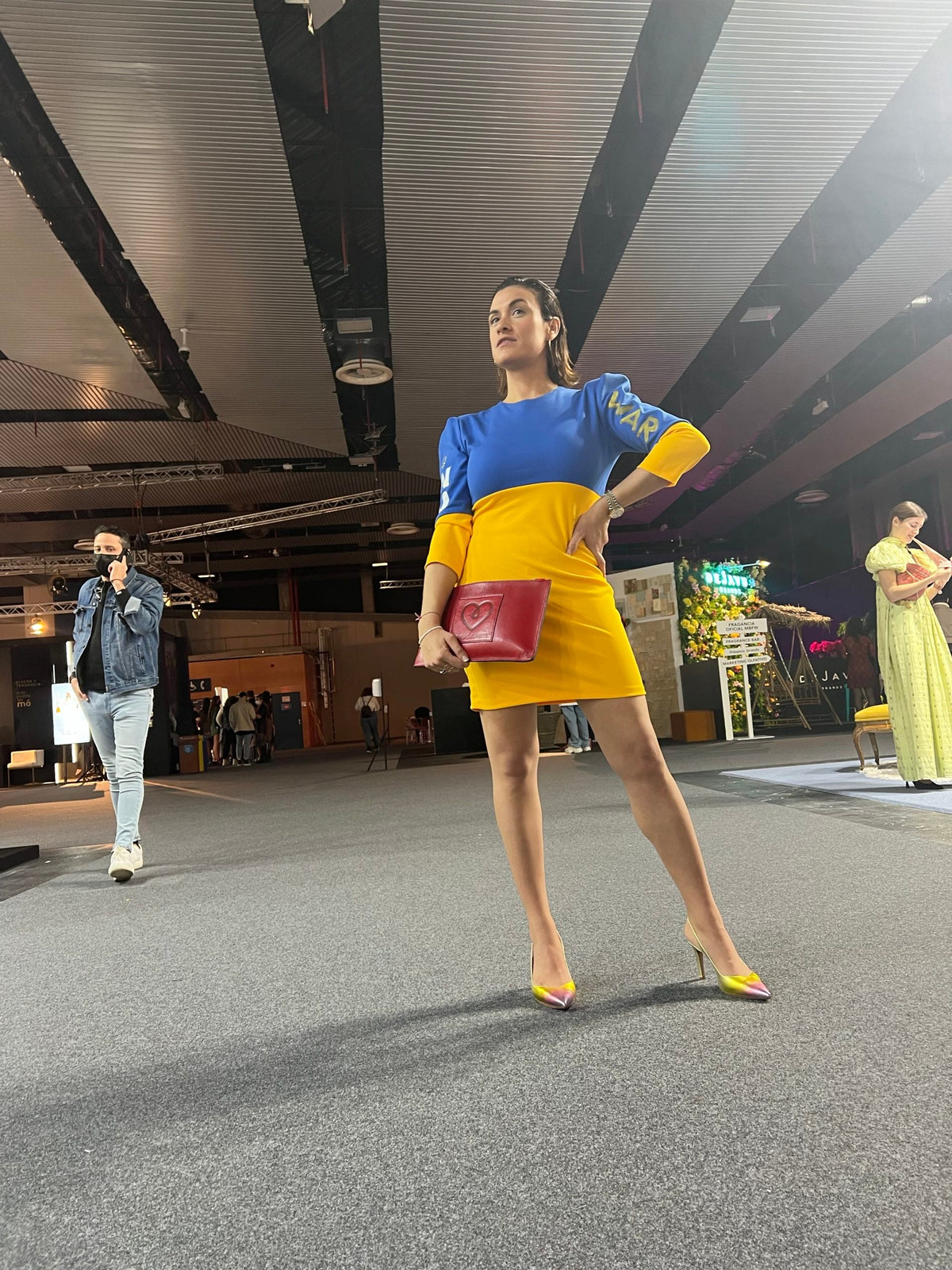 Cocolebrel rinde homenaje a Ucrania en la Madrid Fashion Week con un vestido con los colores de la bandera del país