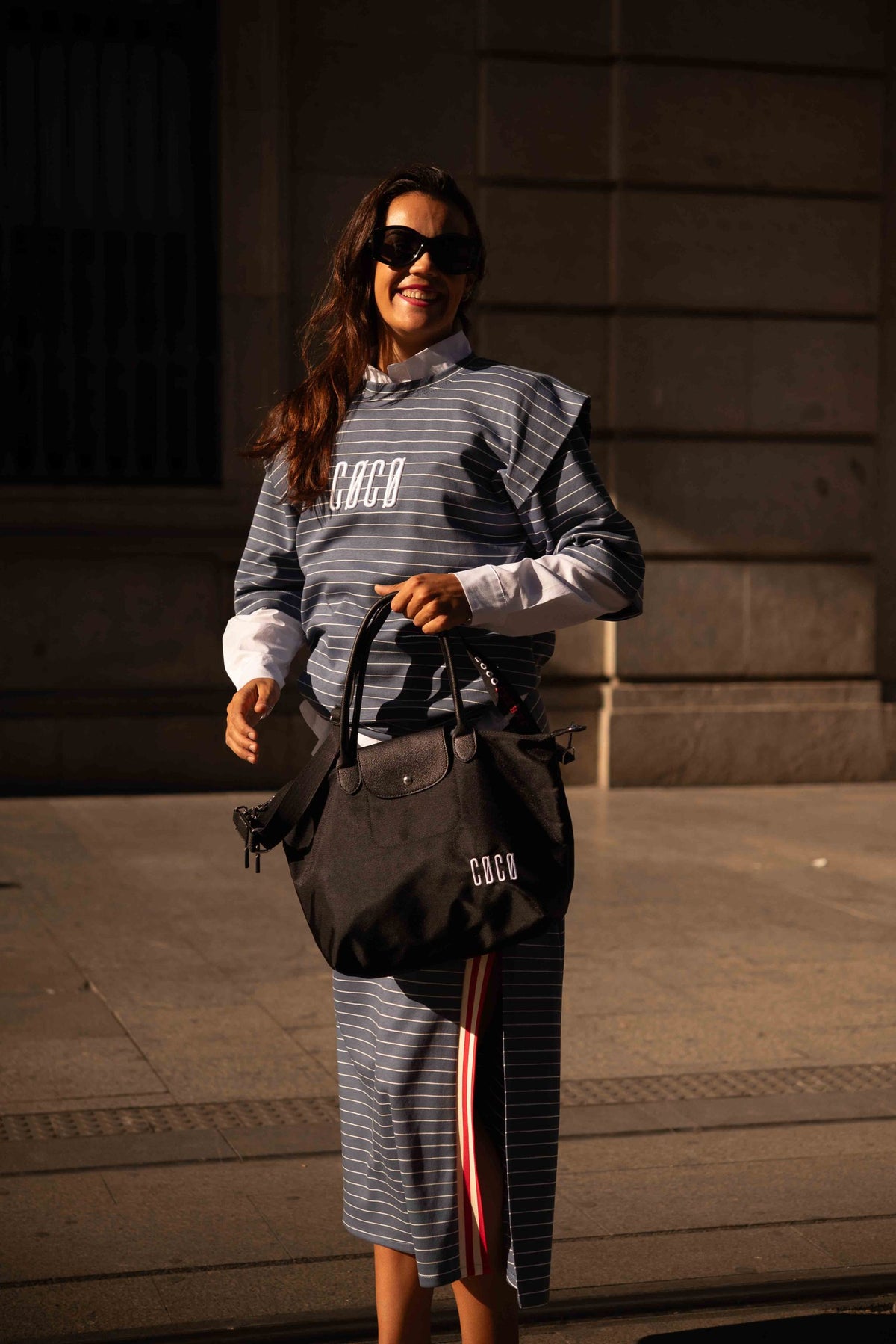 Look NEW CODE 26: camiseta de rayas, bolso Vértice y falda Ópalo