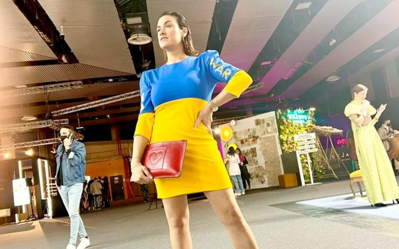 Paula López con un vestido azul y amarillo en la Madrid Fashion Week