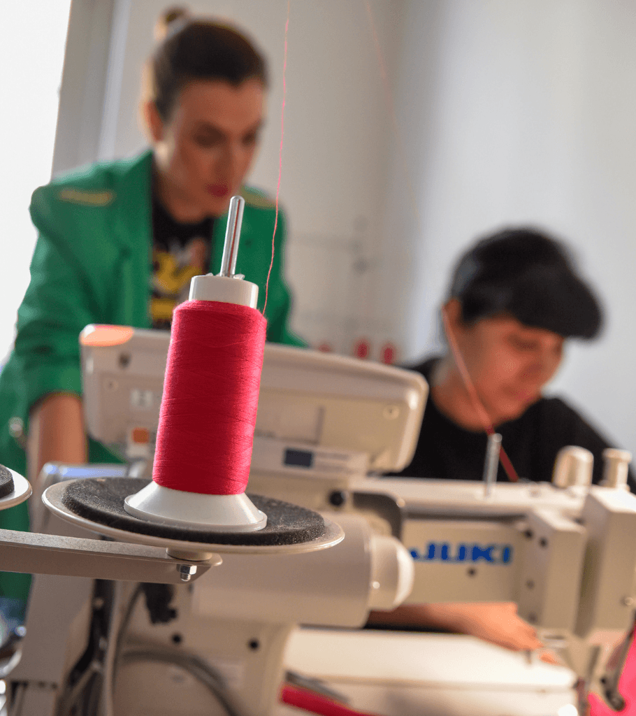 Máquina de coser con hilo rojo en el happy taller de COCOLEBREL