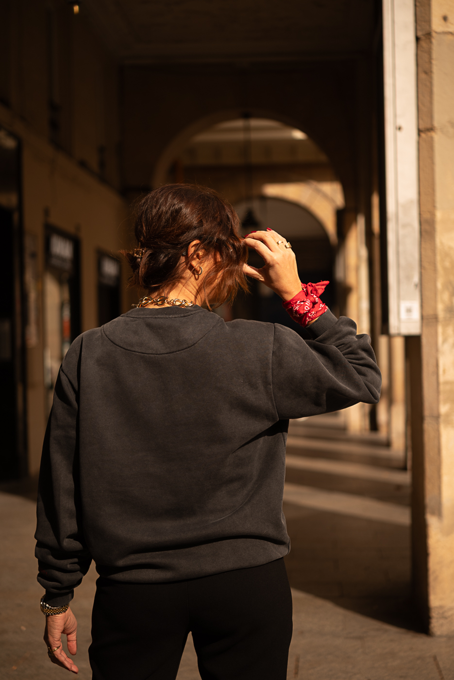 sudadera_gris_desgastada