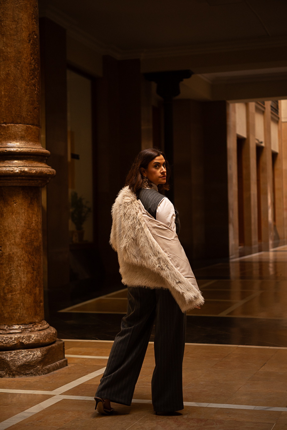 COCOLEBREL_HARLEM_COLECCION_abrigo_pelo_gris_corto1